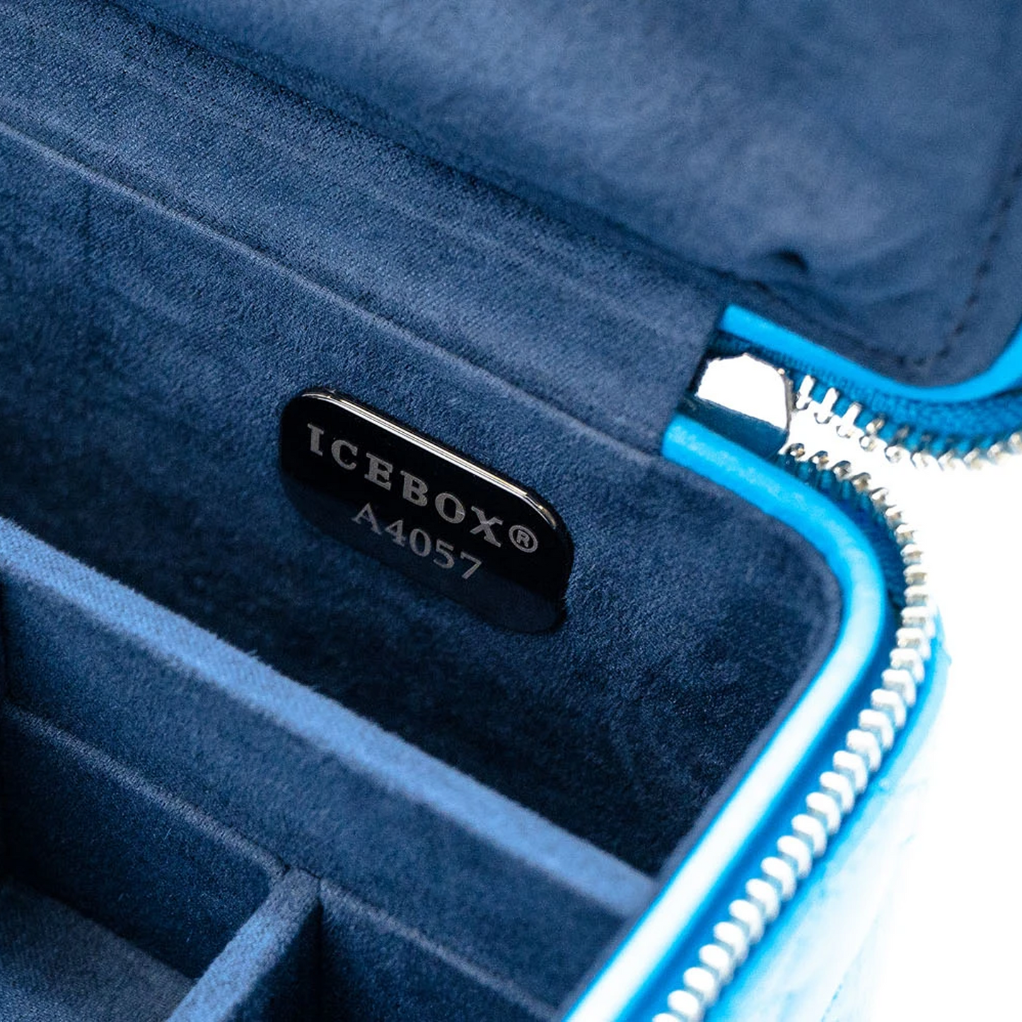 Icebox Voyager Case in blue gold, detail view 5