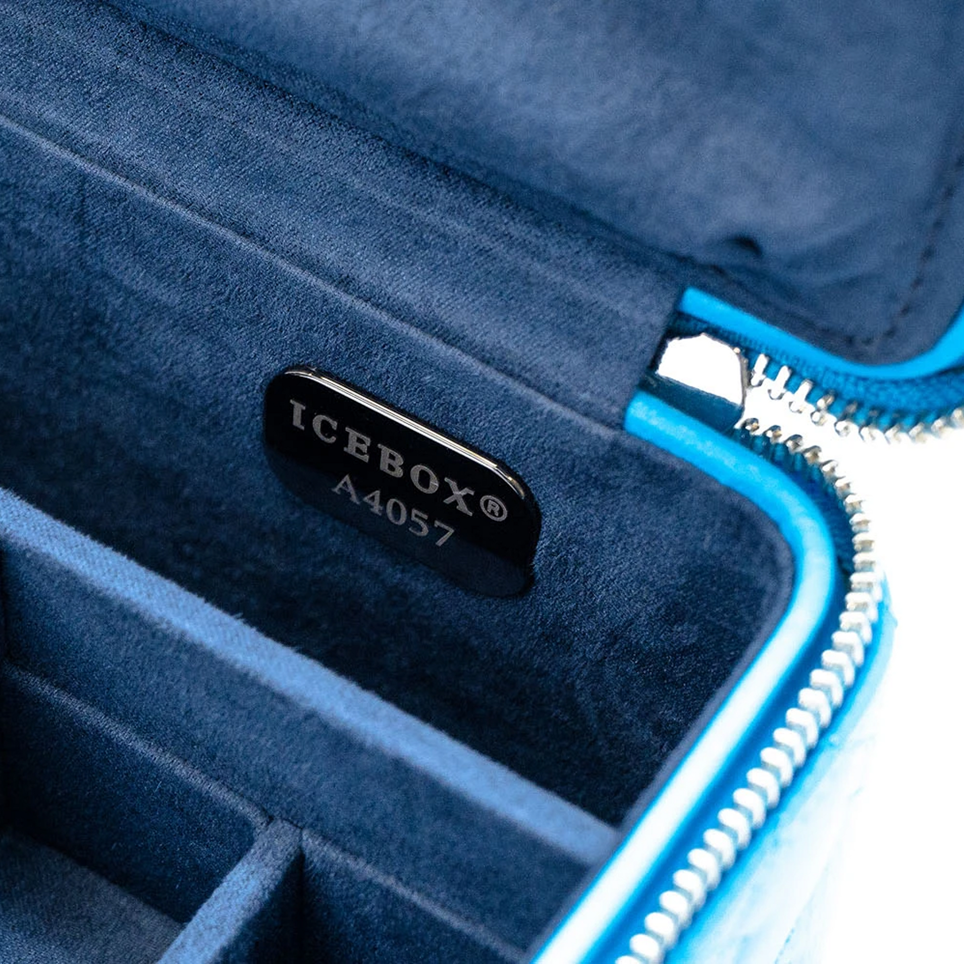 Icebox Voyager Case in blue gold, detail view 5