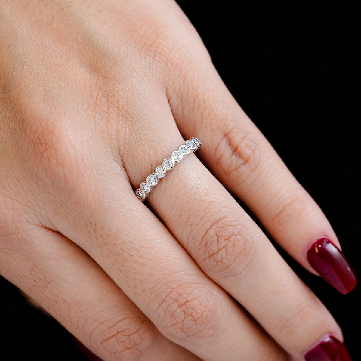 Twisted bezel ring hand