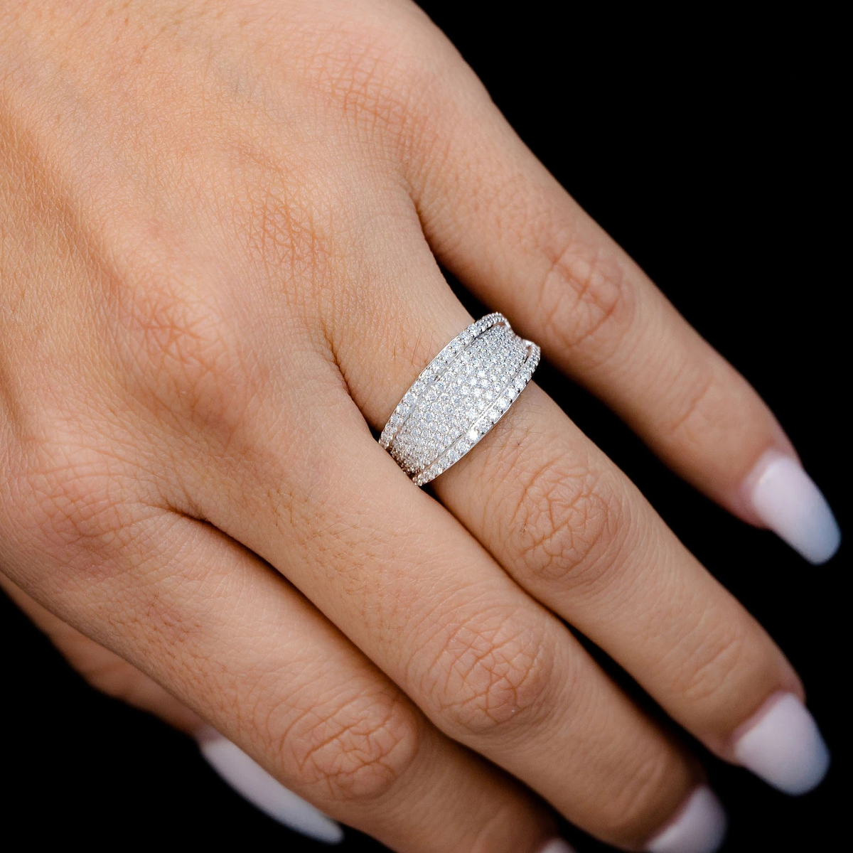 Graduated wide border ring hand