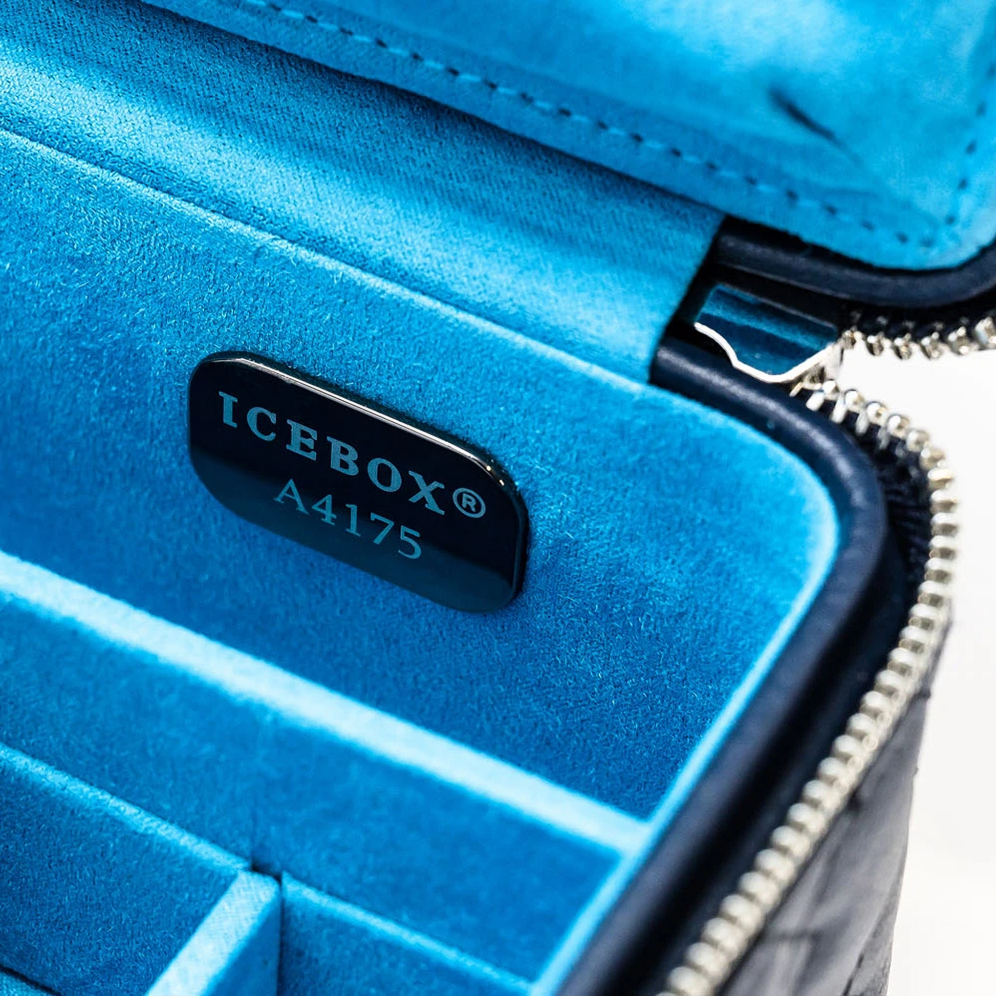 Icebox Voyager Case in navy, detail view 5
