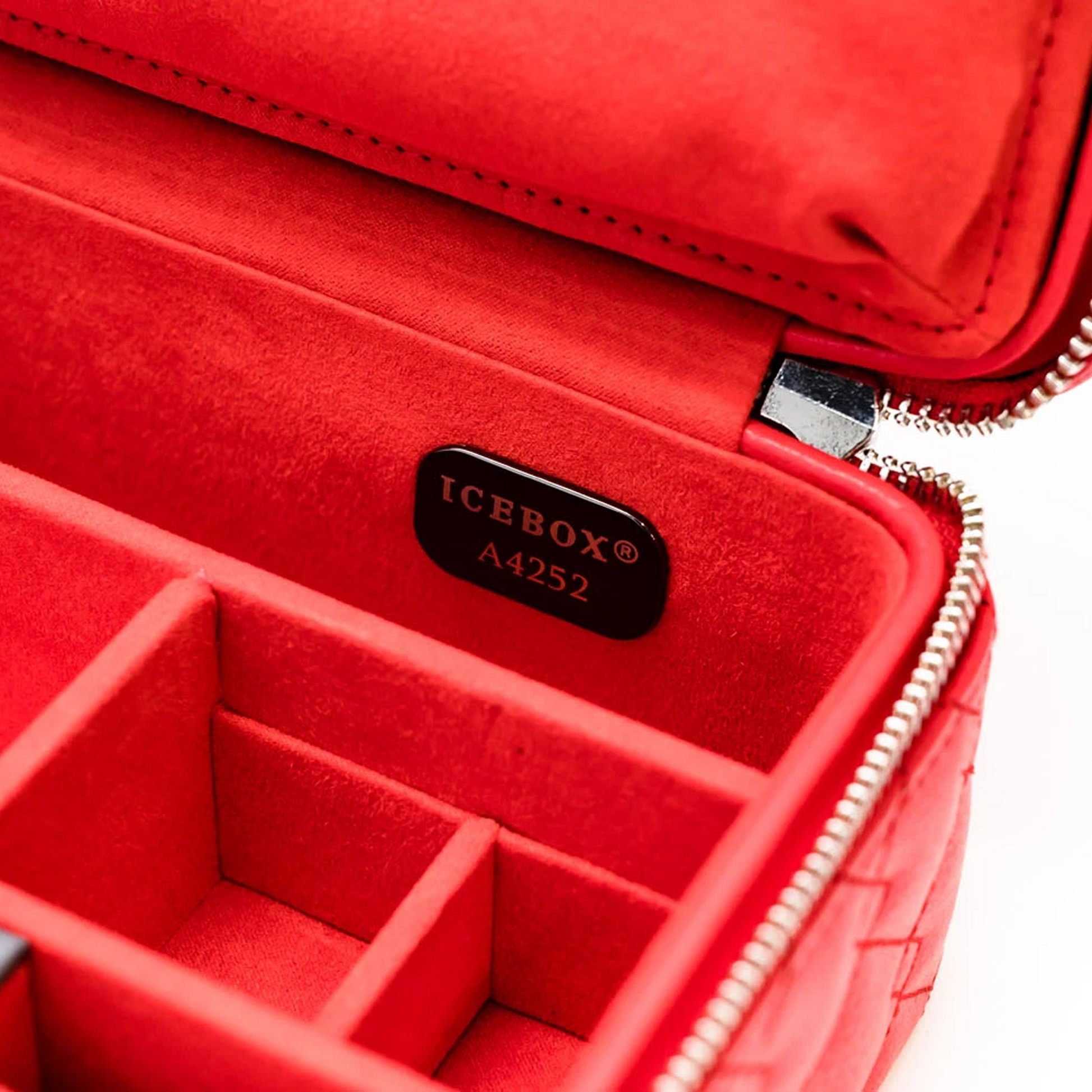 Icebox Voyager Case in red, detail view 6