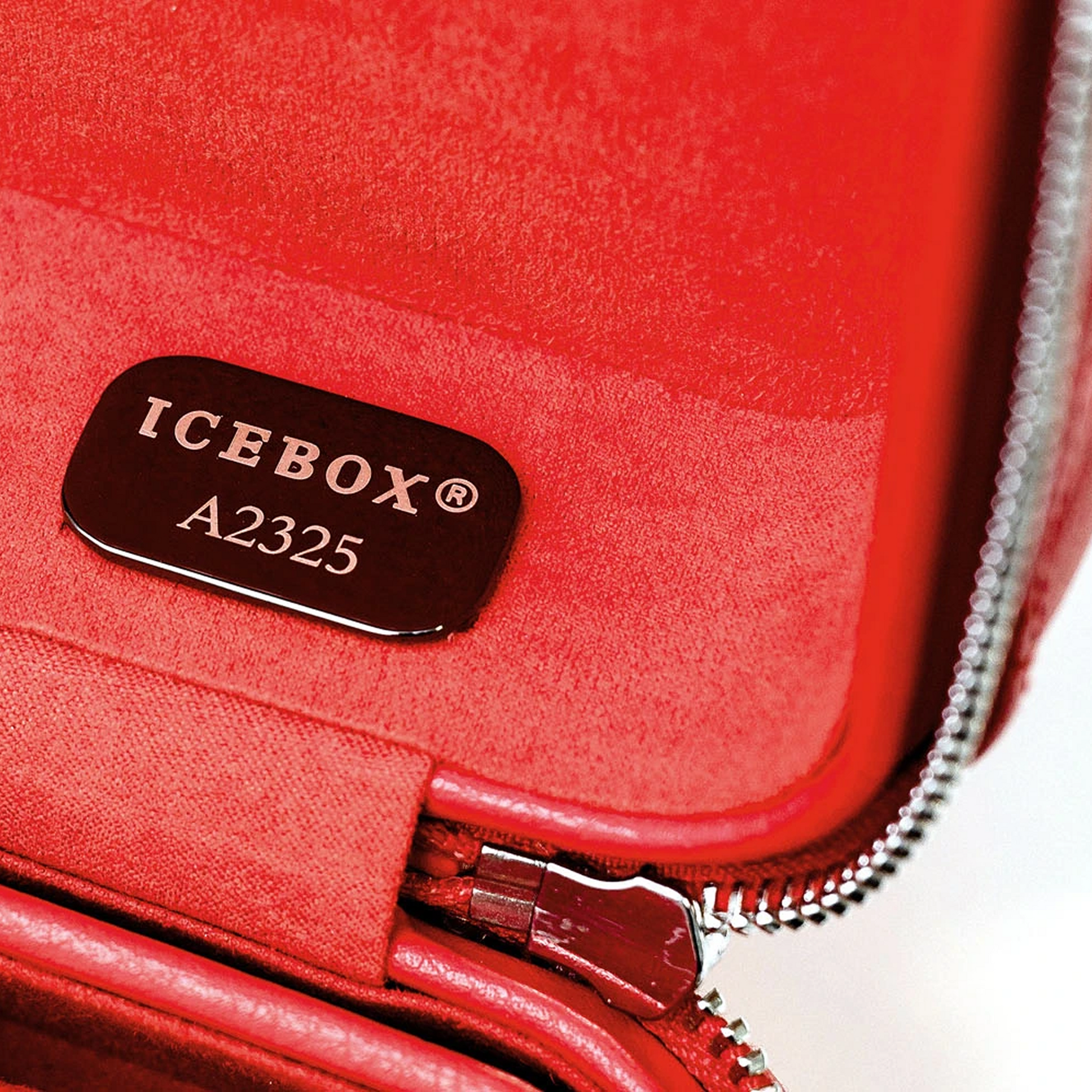 Icebox Medium Traveler Case in red, 2-watch capacity, detail view 7
